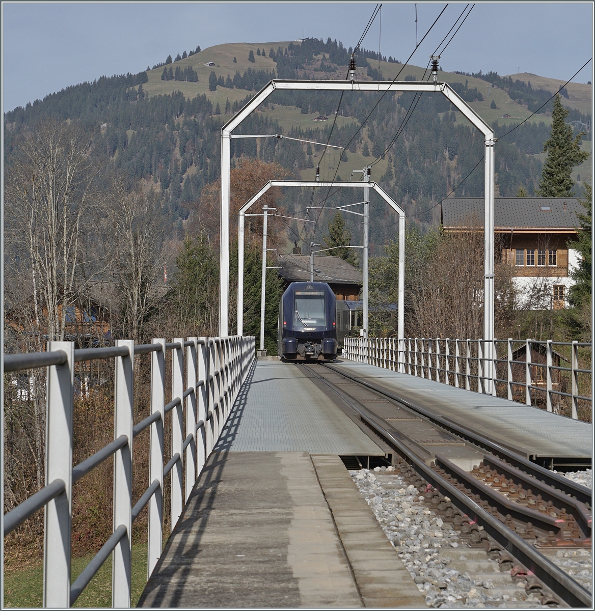Ein Blick auf die Grubenbachbrücke vo östlichen Brückenkopf aus mit dem GoldenPass Express 4068 von Montbovon nach Interlaken Ost. 

6. Nov. 2024