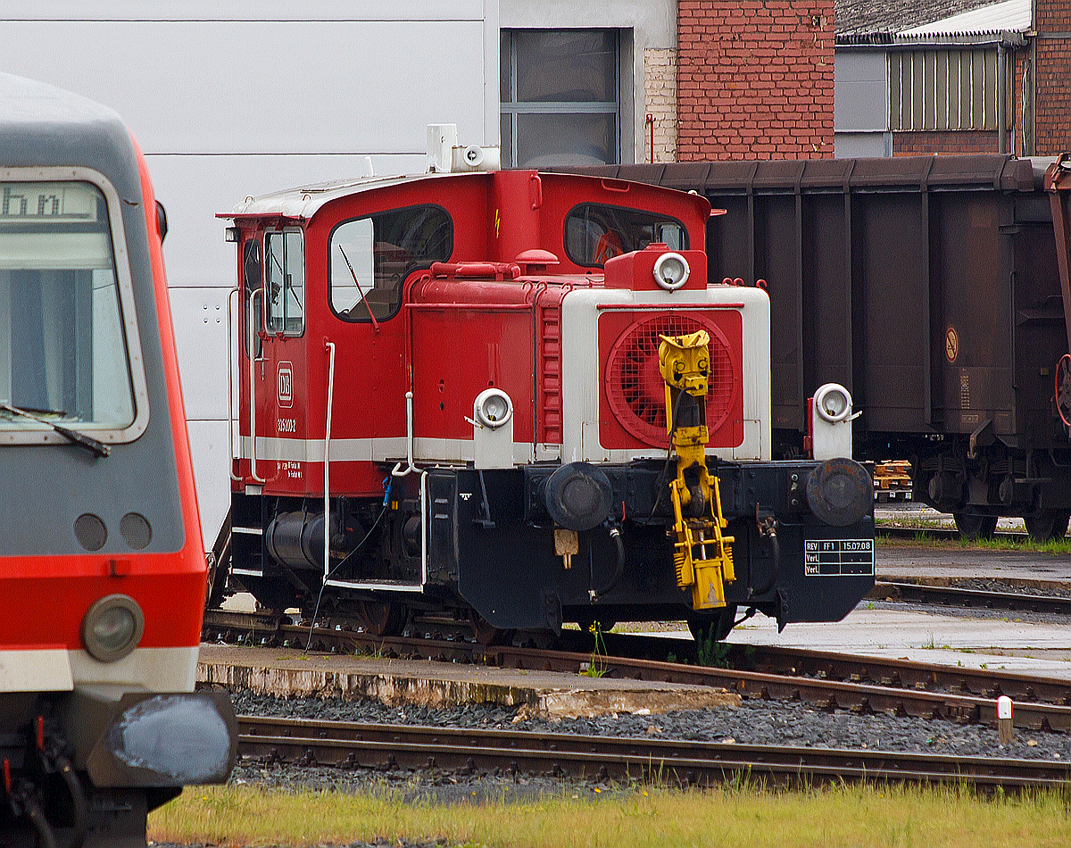 
Ein Blick durch den Zaun.....

Die 335 200-2 der DB Regio AG, ex DB 333 200-4 abgestellt am 26.05.2014 beim BW Limburg/Lahn. 

Die Köf III wurde 1976 von O&K unter der Fabriknummer 26910 gebaut und als 333 200-4 an die DB geliefert, 1989 erfolgte der Umbau d.h. die Ausrüstung mit Funkfernsteuerung und somit die Umbezeichung in 335 200-2 die sie bis heute trägt. Sie ist mit der automatischen Rangierkupplung RK 900 ausgestattet.

Die Köf III hat einen RHS 518A MWM-Motor mit einer Dauerleistung von 177 kW (240 PS) und eine Höchstgeschwindigkeit von 45 km/h. Die Kraftübertragung erfolgt (wie bei allen BR333 und 335) vom Motor über das hydraulische Wendegetriebe, über Gelenkwelle und zusätzliche Achsgetriebe. Die Kraftübertragung über Gelenkwelle ist eine Weiterentwicklung Gmeinder aus dem Jahre 1965. Das ist auch der wesentliche Unterschied zu den BR 331 und 332, hier erfolgt die Kraftübertragung über Kette.

Die Köf III (Kleinlok mit Öl-(Diesel-)Motor und Flüssigkeitsgetriebe, Leistungsgruppe III) der Baureihe 333 und 335 haben einen Motor MWM (Motorenwerke Mannheim) RHS 518A mit einer Nennleistung von 177 kW (240 PS) bei 1.600 U/min dessen Leistung über ein hydraulische Wendegetriebe L213U von Voith, von diesem über Gelenkwellen auf die zusätzlich vorhandenen Achsgetriebe (nicht wie ältere Ausführung der BR 331 über Rollenketten).
Der Unterschied zwischen der BR 333 und 335 besteht darin, dass die BR 335 auf Funkfernsteuerung umgebaute Köf III der BR 333 sind.

Weitere Technische Daten:
Spurweite: 1.435 mm
Achsformel : B 
Länge über Puffer: 7.830 mm 
Dienstmasse (2/3 Vorräte): 22 t 
Dieselkraftstoff: 300 l 
Höchstgeschwindigkeit: 45 km/h 
Anfahrzugkraft: 83,4 kN