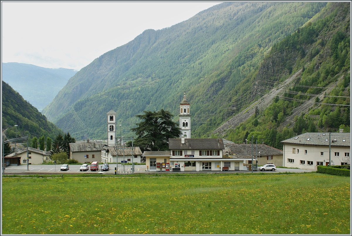 Ein Blick in die Gegenrichtung aus dem nach norden fahrenden Zug auf den Bahnhof und den Ort Brusio.

9. Mai 2010