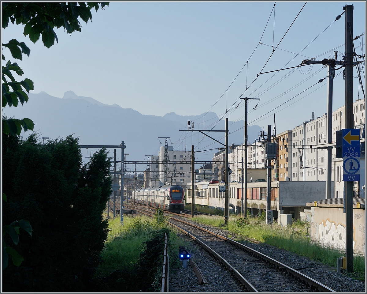 Ein Blick von der Haltestelle Vevey Funi auf den westliche Bahnhofsbereich von Vevey mit einem ausfahrenden RABe 511. 

20 Juli 2021