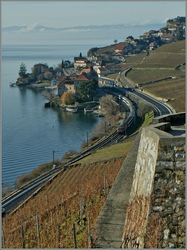 Ein Blick von den winterlichen Weinbergen hinab zu See nach Rivaz, von wo gerade eine  SBB Re 460 mit einem IR kommt.
1. Jan. 2014