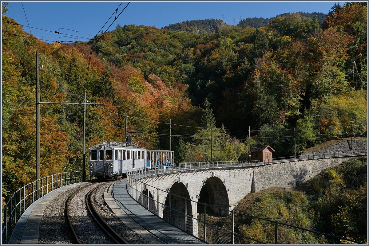 Ein Blonay-Chmby Museumsbahn Zug im bunten Herbst auf dem baufälligen Baie de Clarens Viadukt auf dem Weg nach Blonay-

14. Okt. 2018