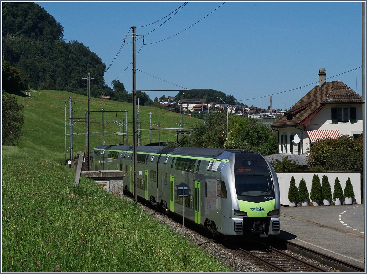 Ein BLS RABe 515  MUTZ  beindt den Regionalverkehr Spiez Interlaken, hier beim Halt in Faulensee. 
