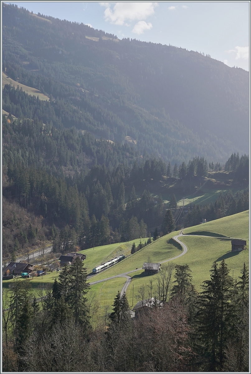 Ein BLS RABe 535  Lötschberger  ist kurz nach Garstatt auf dem Weg nach Zweisimmen.

9. Nov. 2020