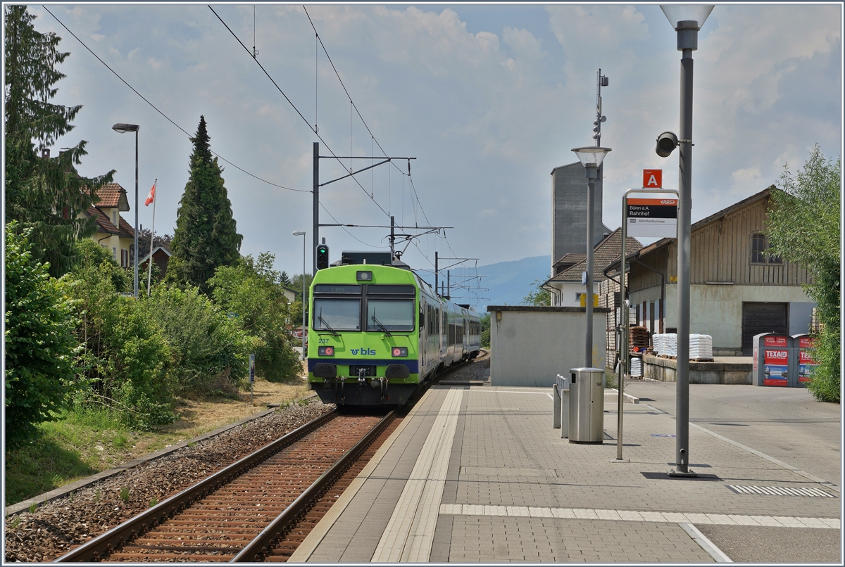 Ein BLS RBDe 565 verlässt Büren an der Aare in Richtung Lyss. 

22. Juli 2020