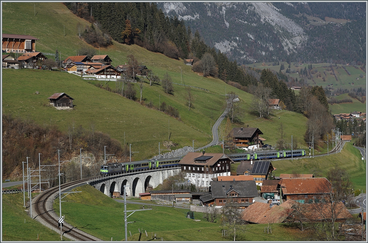 Ein BLS Re 4/4 II ist bei Garstatt mit einen RE auf dem Weg von Zweisimmen nach Interlaken Ost.

09. Nov. 2020