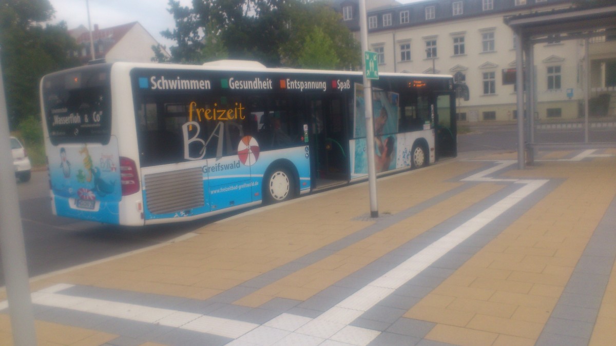 .....ein Citaro HGW NV 28 der Greifswalder Stadtwerke mit seiner Werbung f�r das Freizeitbad in Greifwald....aber ein paar Citaro sind noch im Fuhrpark vorhanden was ich eigentlich schade ist finde ich das man sich f�r MAN entschieden hat statt Mercedes weiter zufahren  