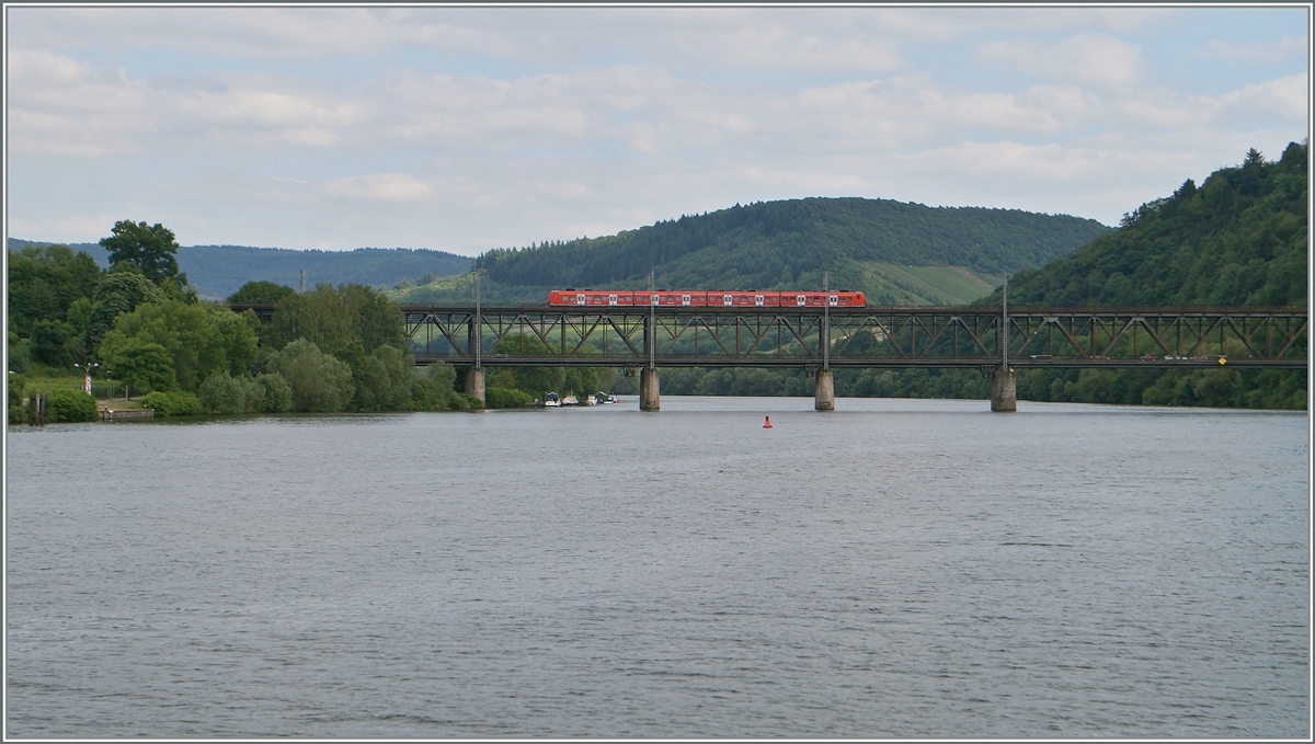 Ein DB ET 425 auf der Mosel-Brücke bei Bullay.

21. Juni 2014
