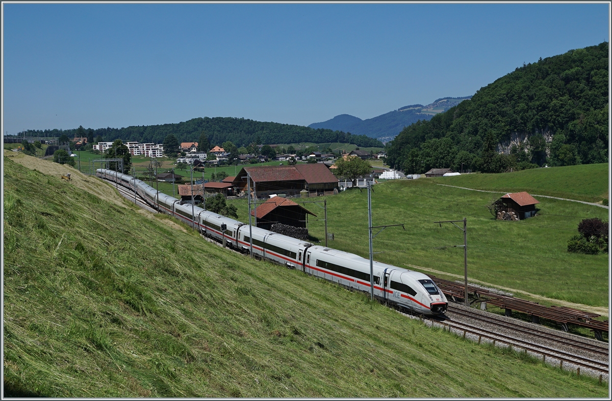 Ein DB ICE 4 ist als ICE 376 von Interlaken Ost nach Hamburg unterwegs und erreicht in Kèrze Spiez. 

14. Juni 2021