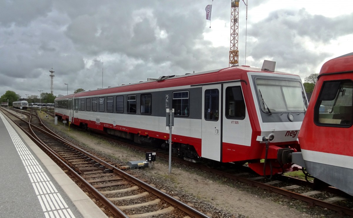 Ein Doppelmotor Triebwagen der Baureihe 629 steht in Niebüll im neg-Bahnhof abgestellt. 
Aufgenommen im Mai 2015.