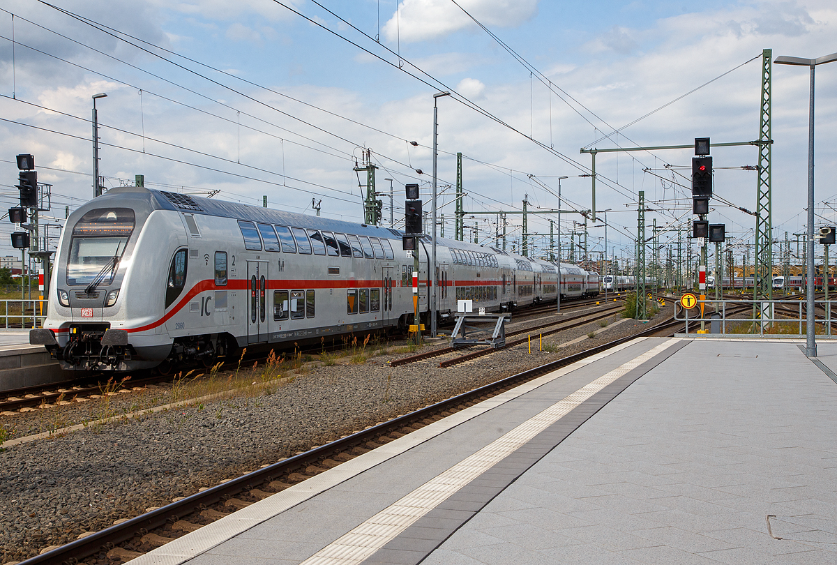 Ein Doppelstock IC 2 (Bombardier Twindexx Vario, Garnitur 2860) fährt am 11.06.2022 in den Hauptbahnhof Leipzig, Schublok war die DB 146 562-4, eine TRAXX P160 AC2.