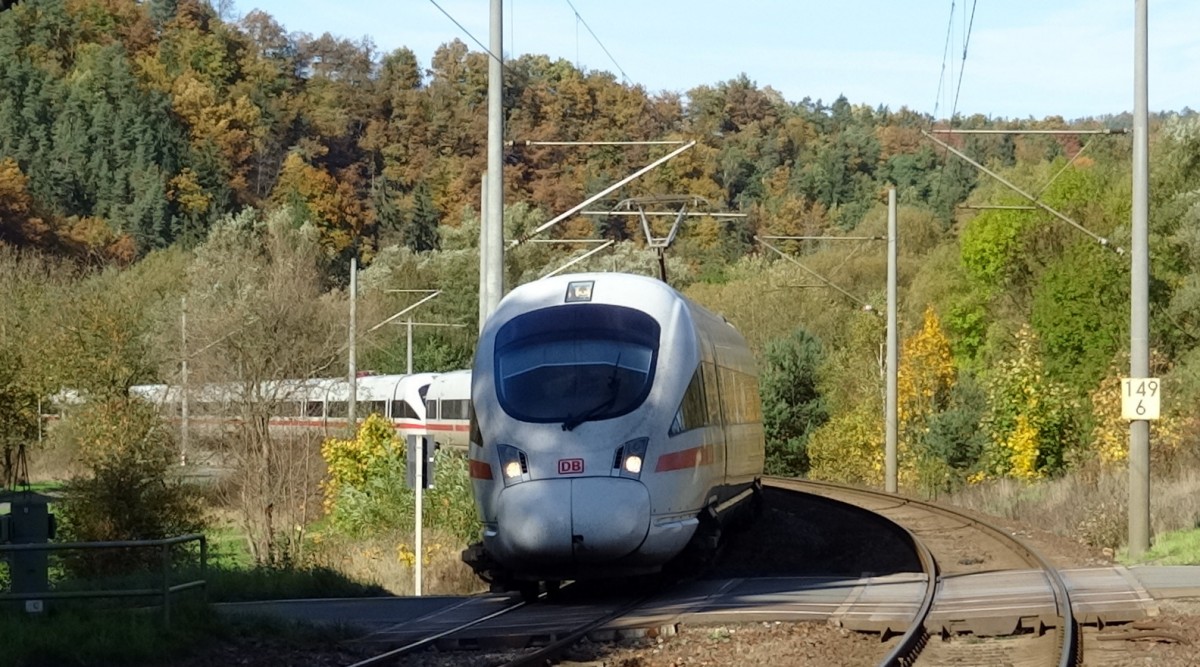 Ein doppelteiliger ICE-T ist am 19.Oktober 2013 bei Kaulsdorf(Saale) im Frankenwald unterwegs.