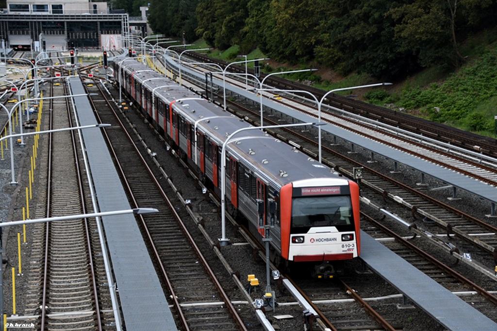 ein DT3 als trio war abgestellt beim bahnhof hh-billstedt,im hintergrund das neue U-bahnwerk
in der legienstraße,aufgenommen am 07.09.19