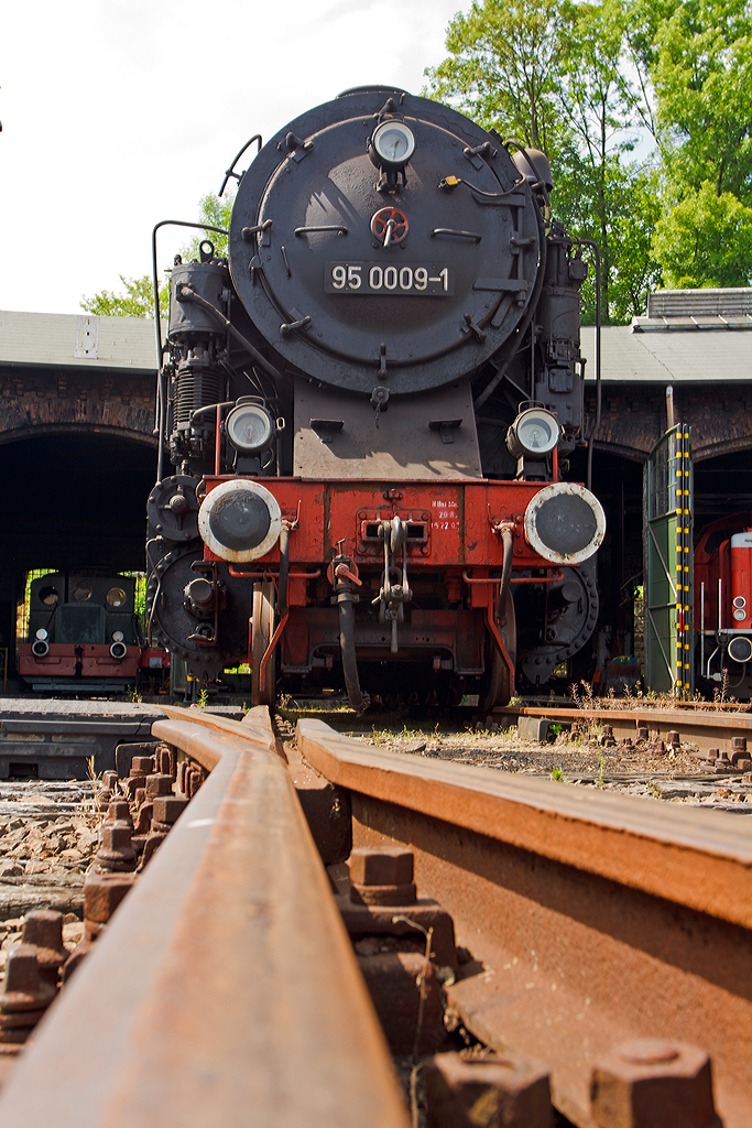 
Ein etwas anderer Blick auf die  Bergkönigin  95 0009-1 am 07.06.2014 im Eisenbahnmuseum Dieringhausen. 
Diese Lok hatte schon viele Bezeichnungen und zwar: Bestellt als preußische T 20 Magdeburg 9209, ausgeliefert als DR 77 009 > DR 95 009 > DRG 95 009 > DR 95 009 >  Umbau auf Ölfeuerung, und somit DR 95 0009-1. 

Hinweis: Solche Aufnahmen sind nur im sicheren Bereich eines Museum möglich.