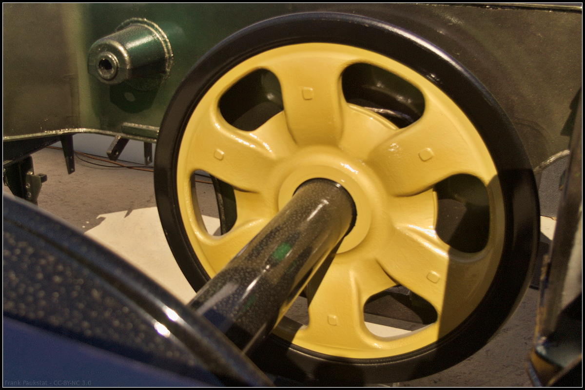 Ein etwas ungewöhnlicher Blick auf einen Radsatz wie er bei den Altbauloks der DR der DDR verwendet wurde. Auf der InnoTrans 2018 in Berlin war er in einem Drehgestell zu sehen, wo man eigentlich Vermessungstechniken an Drehgestellen zeigte.