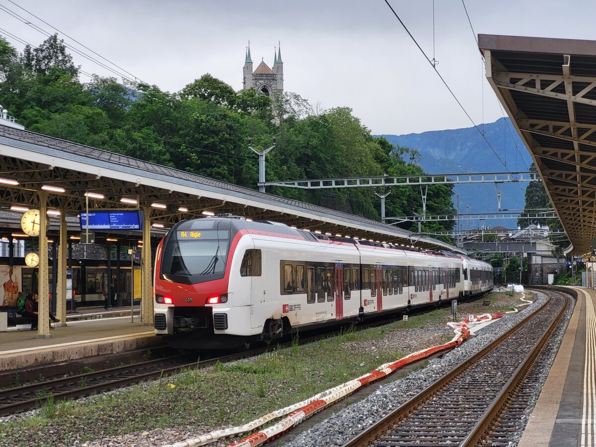 Ein Fernverkehrs Flirt RABe 523 und ein  normaler  Flirt bilden den R4 von Le Brassus/Vallorbe nach Aigle. Hier bei der Abfahrt in Vevey. 
14.Juni 2024