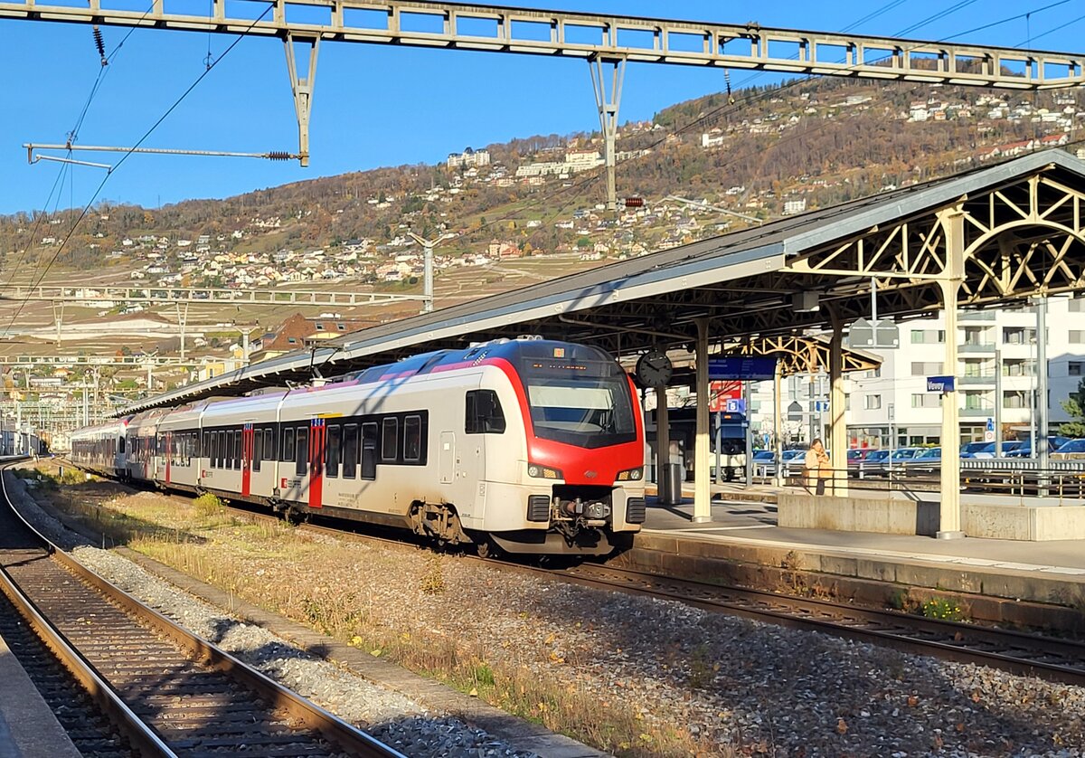 Ein  Fernverkehrs  SBB RABe 523.5 und ein  alter   Flirt bilden den R3 von Vallorbe nach St-Maurice, hier beim Halt in Vevey.
25 . November 2024