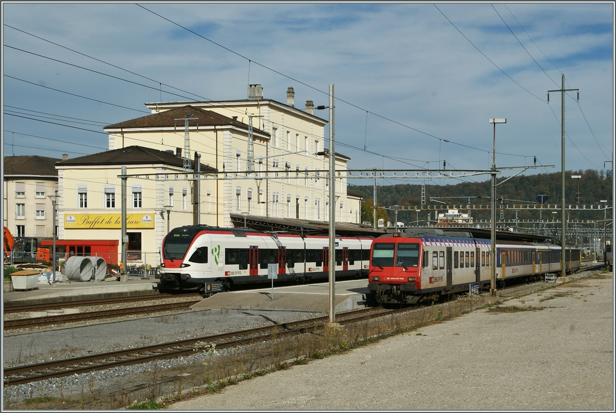 Ein Flirt als S3 nach Basel und ein NPZ (mit einem ex MThB Bt) als RE nach Delle warten in Porrentruy auf die Abfahrt. 
18. Okt. 2012