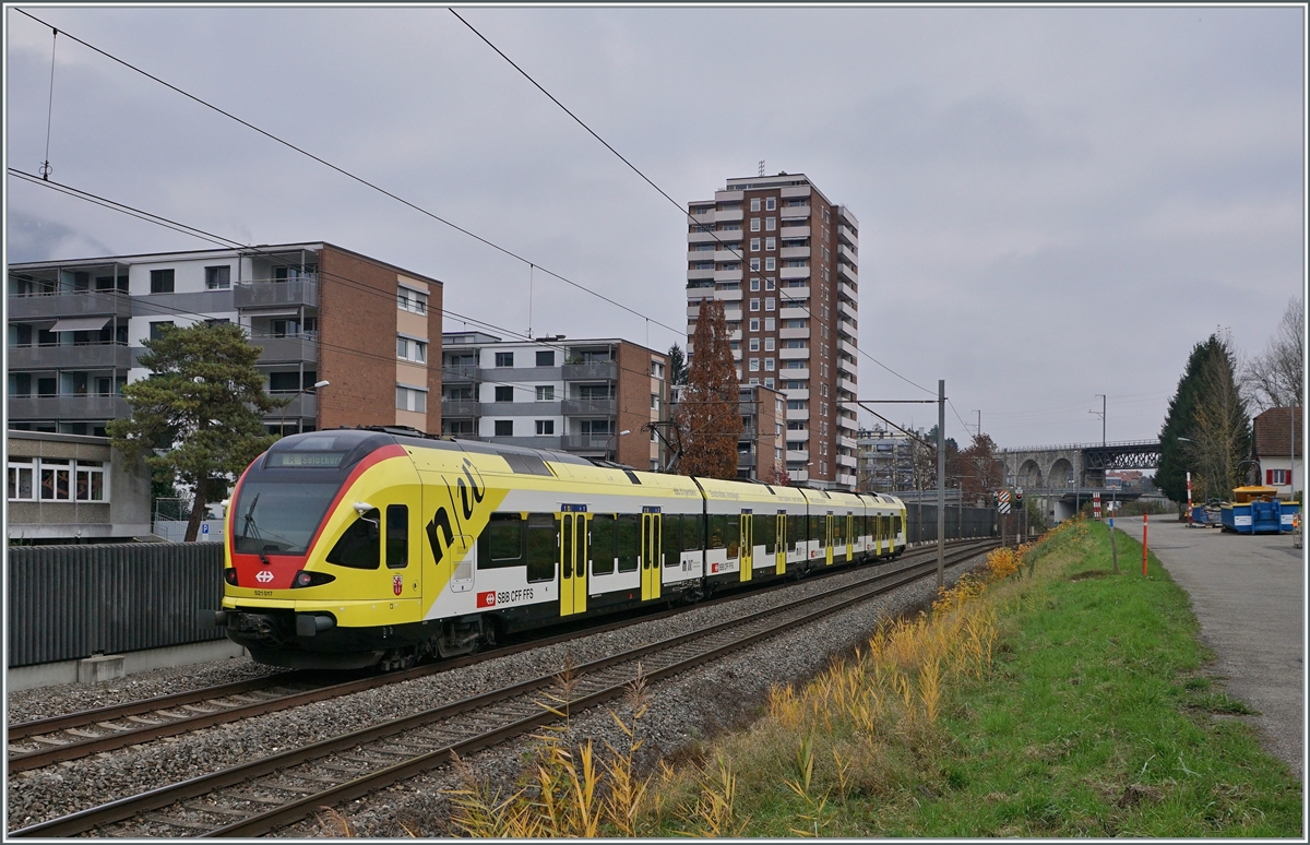 Ein Flirt in Werbelackieurng ist bei Grenchen auf dem Weg nach Olten. 

11. Nov. 2020