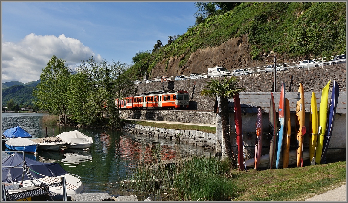 Ein FLP Zug auf dem Weg nach Ponte Tresa, kurz nach Agno.
(30.04.2015)