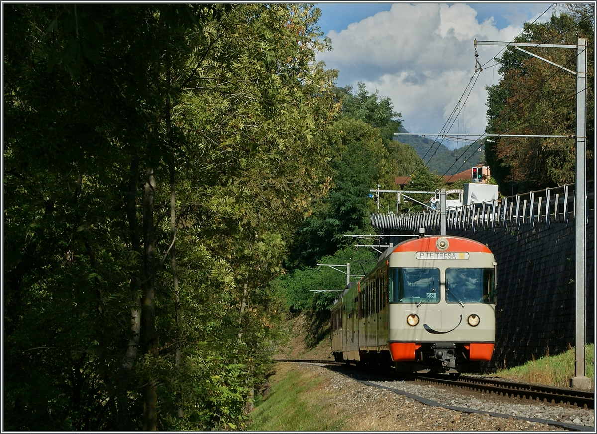 Ein  freudlicher  FLP-Regionalzug bei Sorengo Laghetto.
12. Sept. 2013