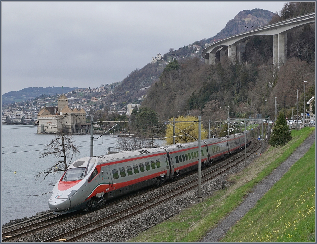Ein FS Trenitalia ETR 610 als EC 34 von Milano nach Genève beim Château de Chillon.
03.04.2018
