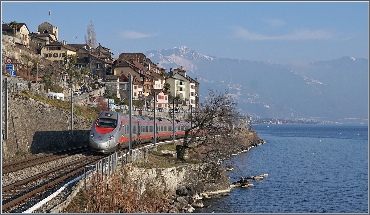 Ein FS Trenitalia ETR 610 ist als EC von Milano nach Genève bei St-Saphorin unterwegs.
25. Jan. 2019