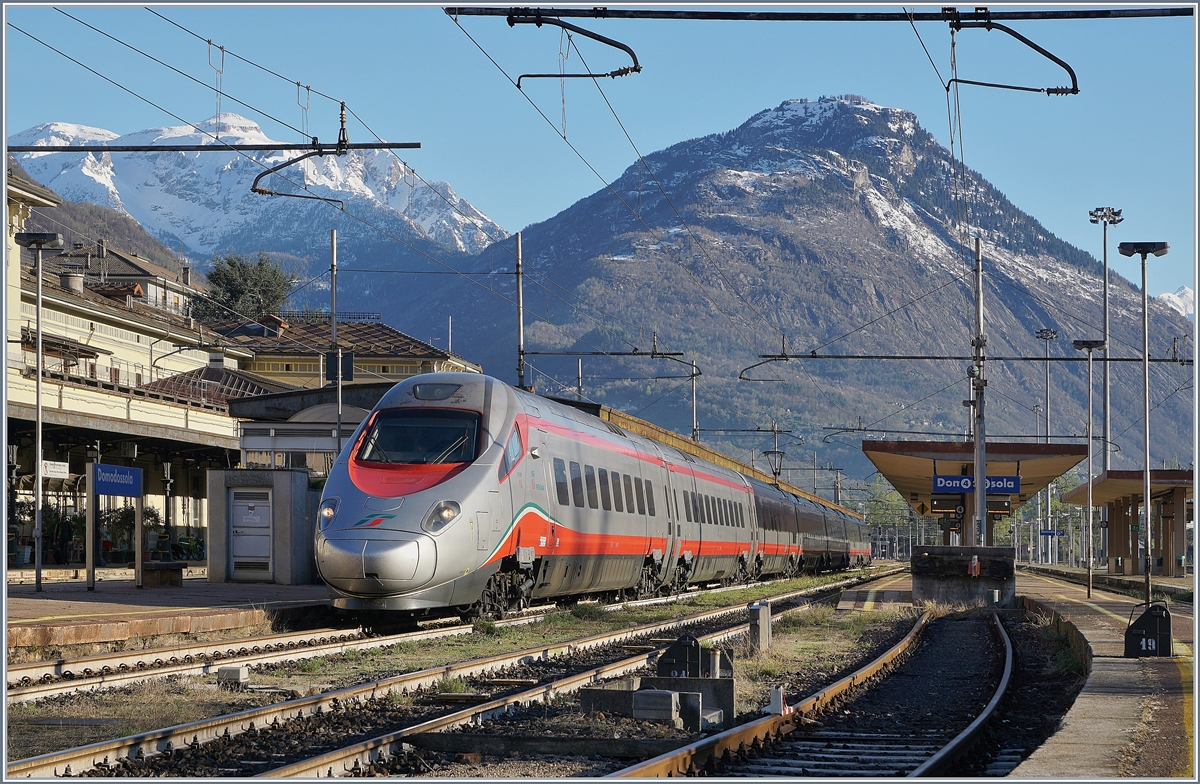 Ein FS Trenitalia ETR 610 verlässt als EC 35 von Genève nach Milano Centrale den Bahnhof von Domodossola.

8. April 2019