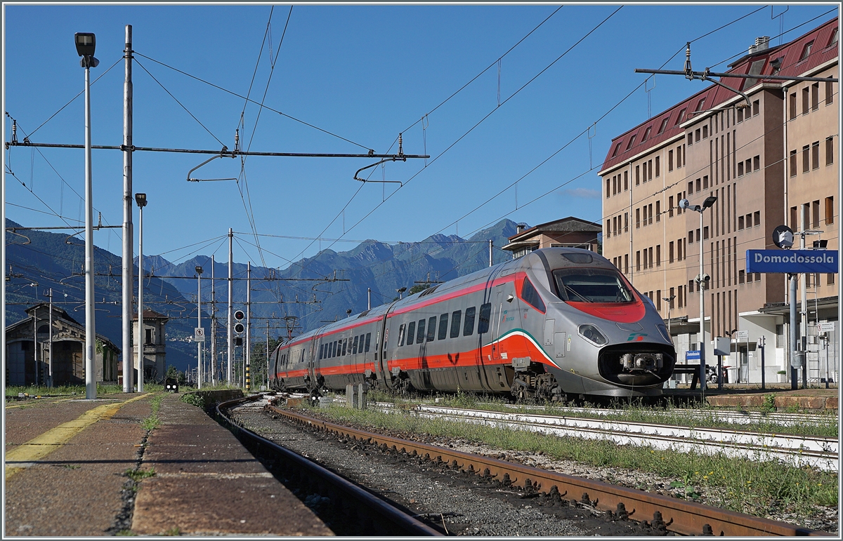 Ein FS Trenitalia ETR 610 verlässt Domodossola in Richtung Milano.

25. Juni 2022 
