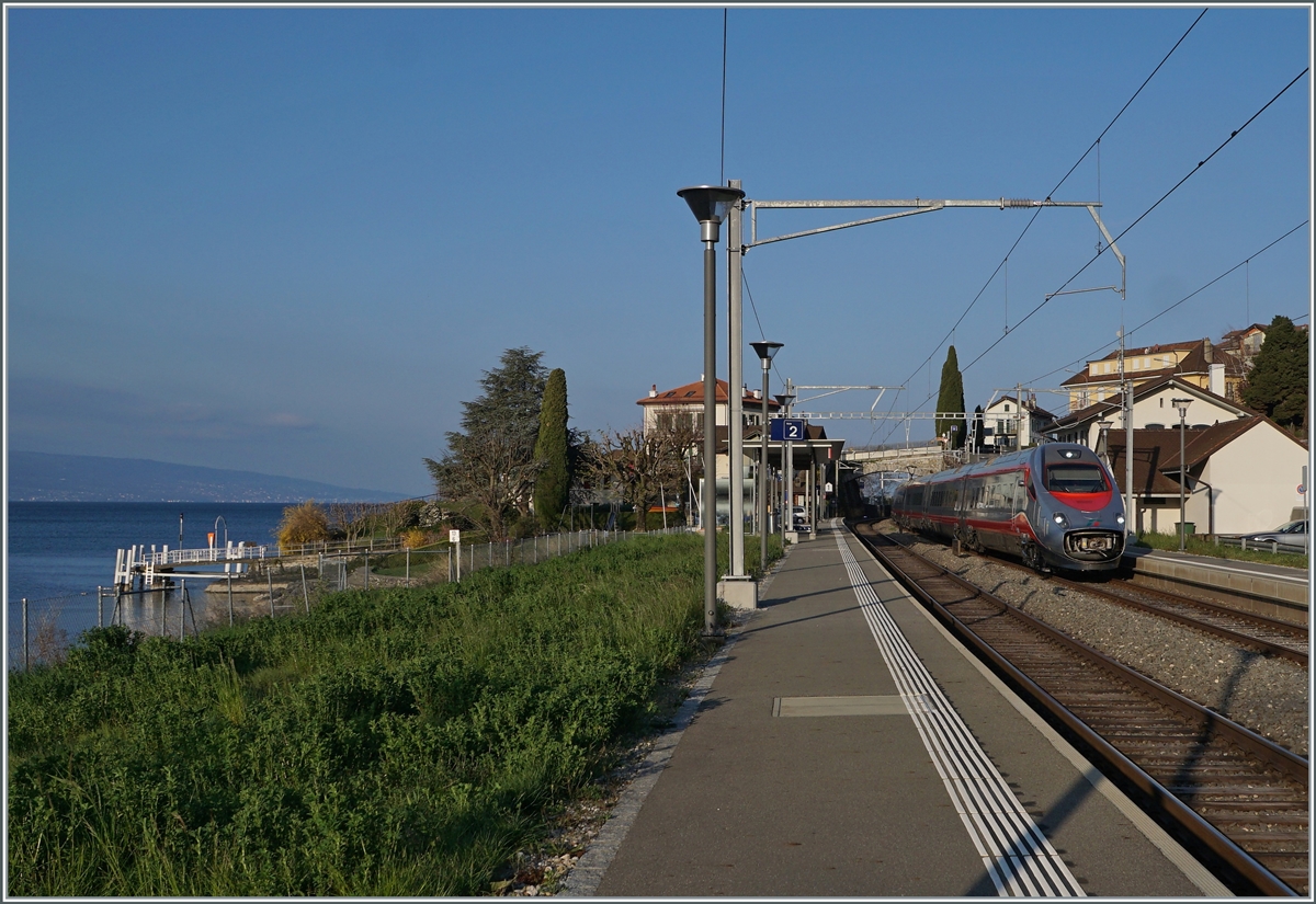 Ein FS Trenitalia ETR 610 ist als EC von Genève nach Milano in Rivaz unterwegs. 

3. April 2021