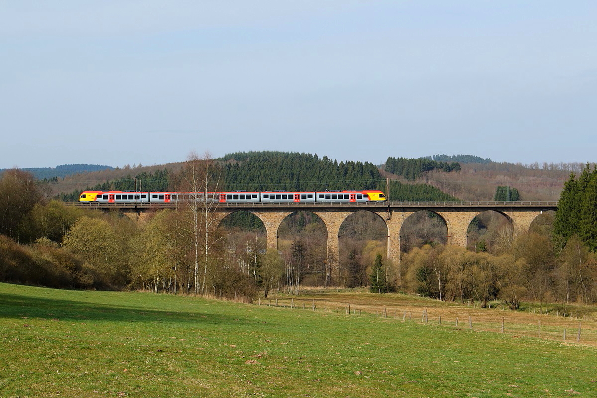 Ein fnfteiliger Stadler Flirt der Hessischen Landesbahn berquert am 28.03.2014 den Ruderdorfer Viadukt zwischen Siegen und Dillenburg. Zwischen Frankfurt und Siegen bzw. Marburg werden neun dieser Triebwagen eingesetzt.