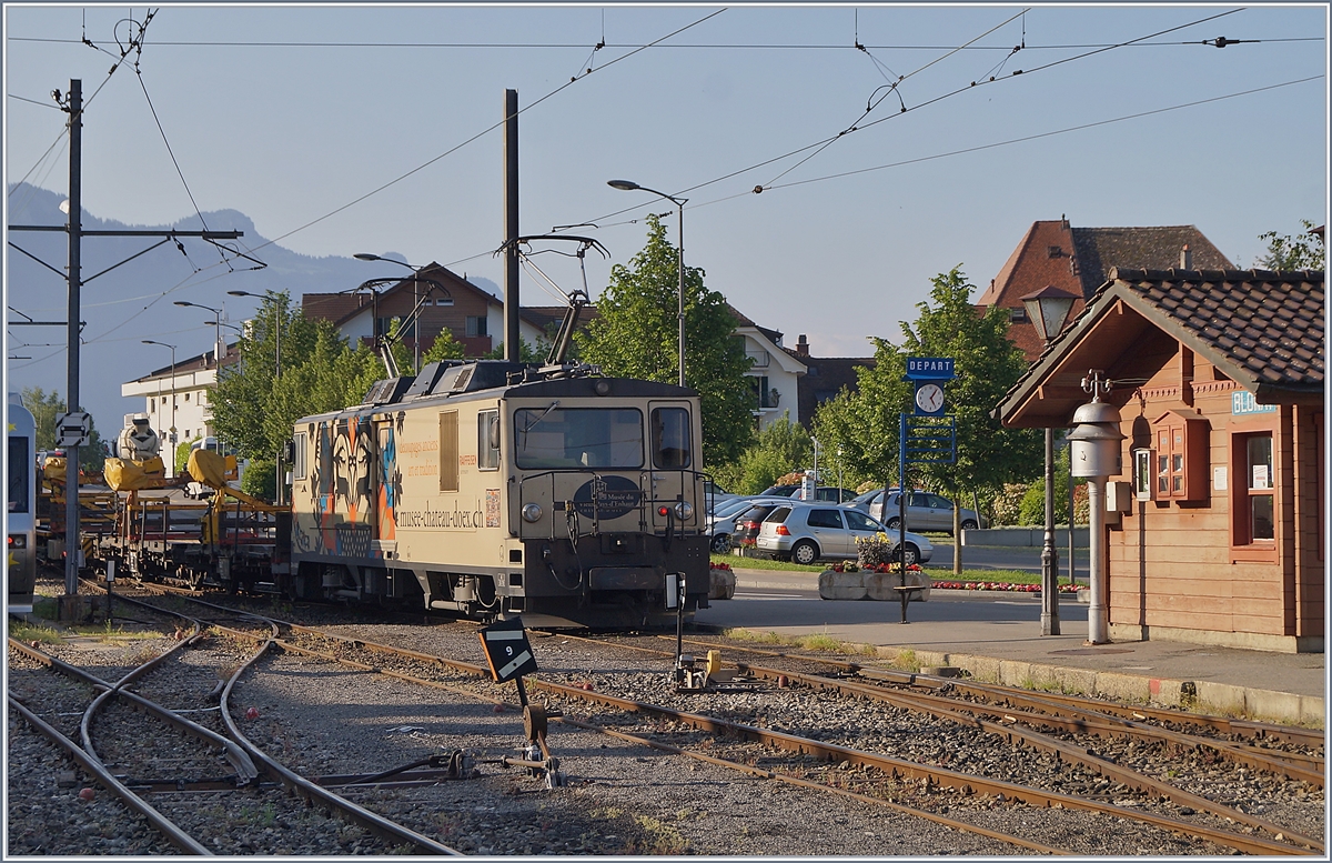 Ein Güterzug (Dienstzug) verlässt Blonay Richtung Chamby mit der schiebenden MOB GDe 4/4 6001. Hinweis Fotostanort: Bahnsteigende Gleis 2/3.

7. Juni 2019