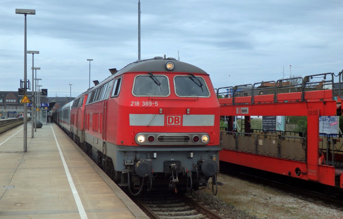 Ein IC nach Karlsruhe Hbf steht im Bahnhof Westerland(Sylt) bereit.
Aufgenommen im Mai 2015.