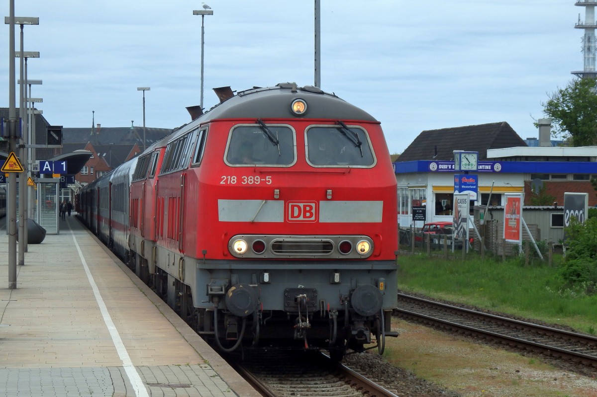 Ein IC nach Karlsruhe Hbf steht im Bahnhof Westerland(Sylt) bereit.
Aufgenommen im Mai 2015.
