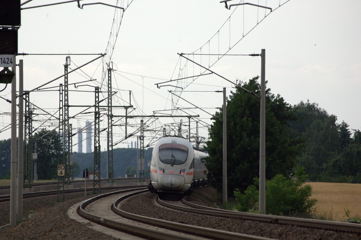 Ein ICE am Abzweig Nünchritz. 11.06.2014  16:50 Uhr.