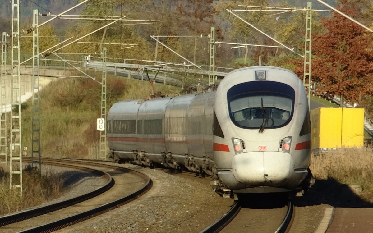 Ein ICE der Baureihe 411 ist nach Berlin unterwegs. Aufgenommen bei der Durchfahrt durch Neuses am S�drand des Frankenwalds am 31.Oktober 2013.