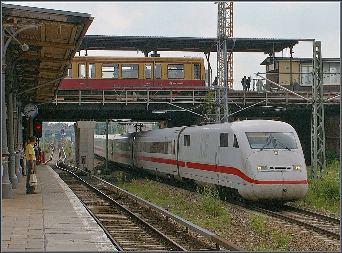 Ein ICE und eine Berliner S-Bahn Bahnhof Berlin Ostbahnhof. 

15. Juni 2009