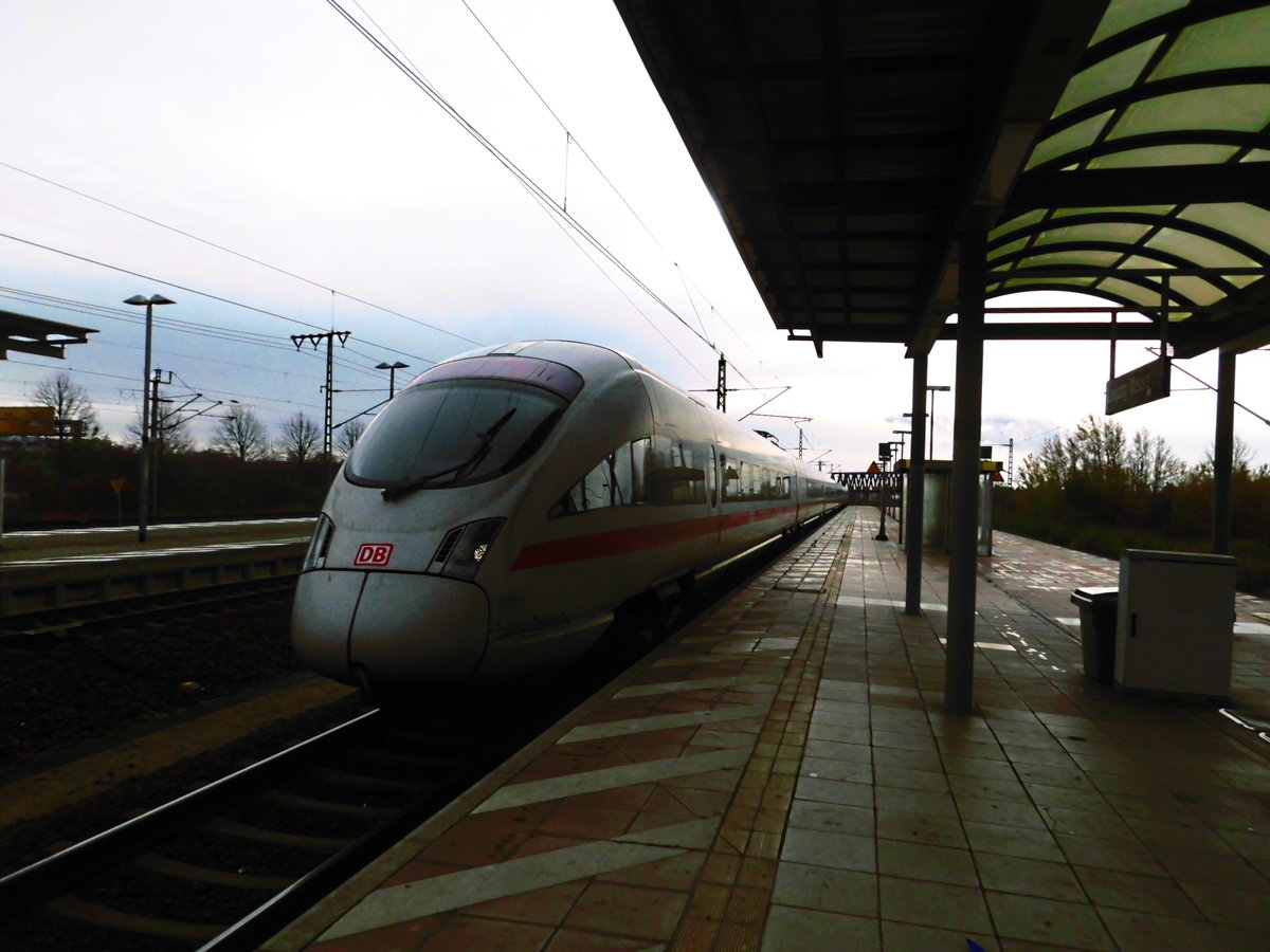 ein ICE durchf�hrt den Bahnhof Leipzig Messe am 12.11.17