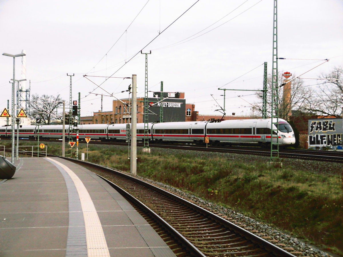 Ein ICE f�hrt am Bahnhof Leipzig Nord vorbei am 12.11.17