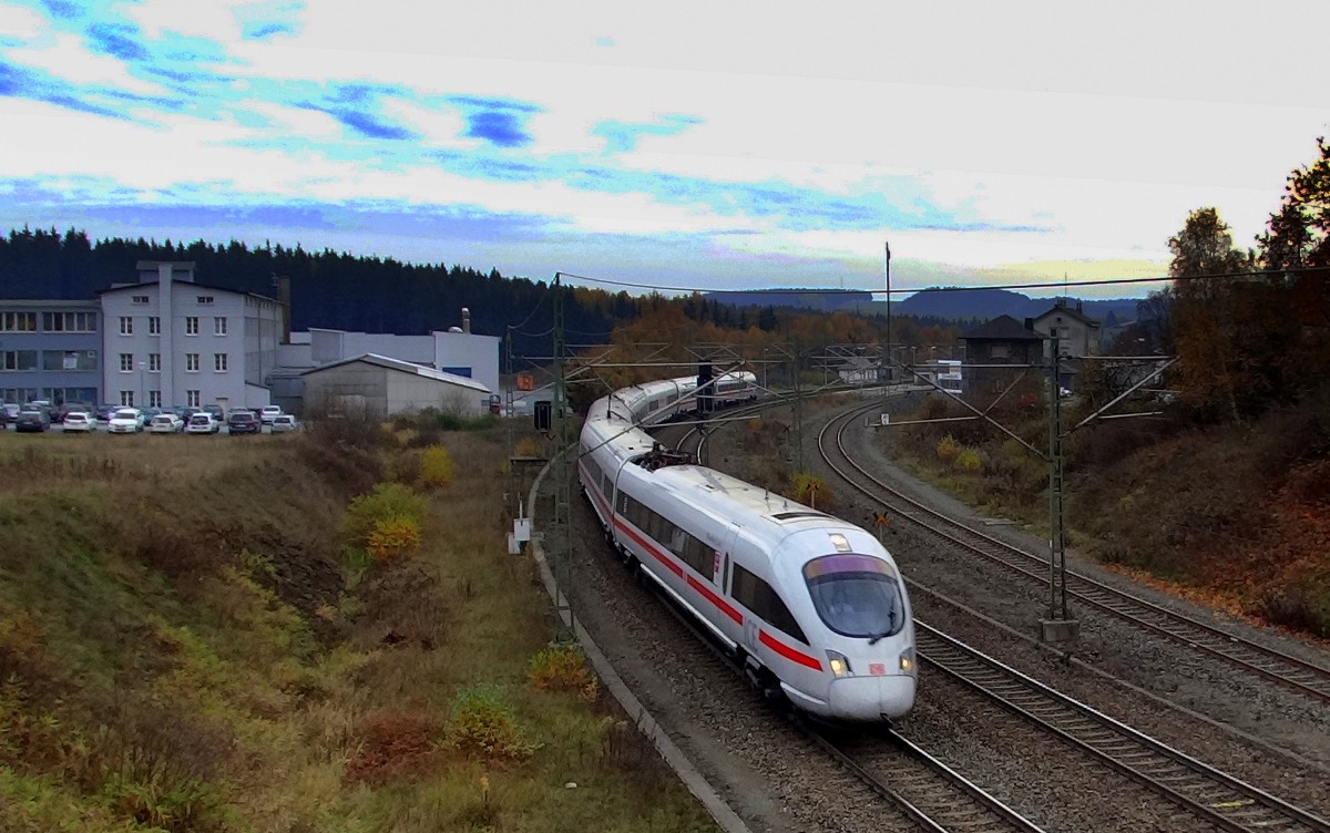 Ein ICE-T hat soeben den Scheitelpunkt der Frankenwaldbahn in Steinbach am Wald erreicht.
Aufgenommen im November 2015.