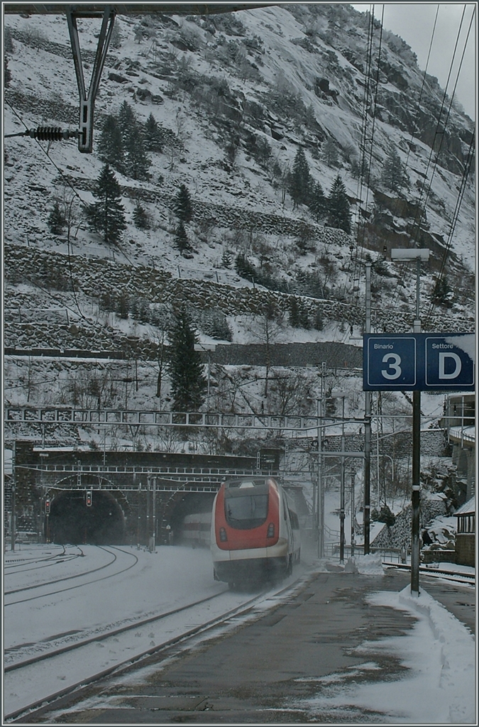 Ein ICN verschwindet schneeaufwirbelnd im Gotthardtunnel.
Göschenen, den 24. Jan. 2014