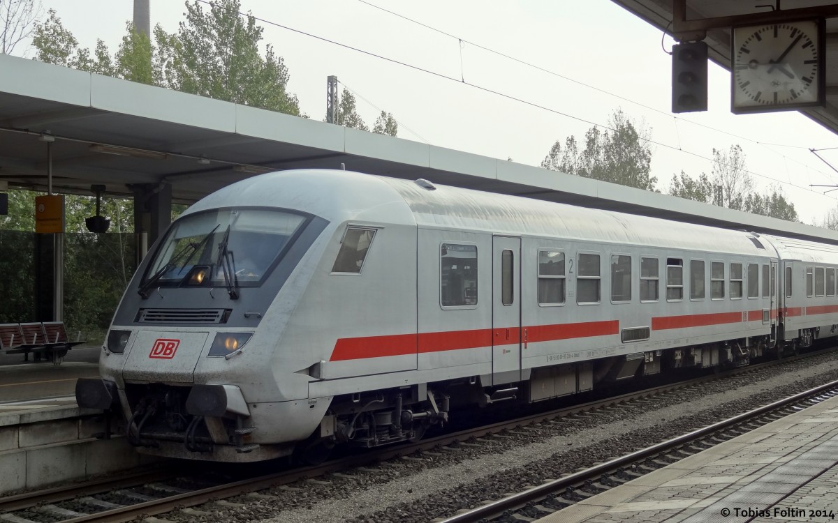 Ein InterCity nach Leipzig Hbf steht in Braunschweig Hbf auf Gleis 8.
Aufgenommen im September 2014.