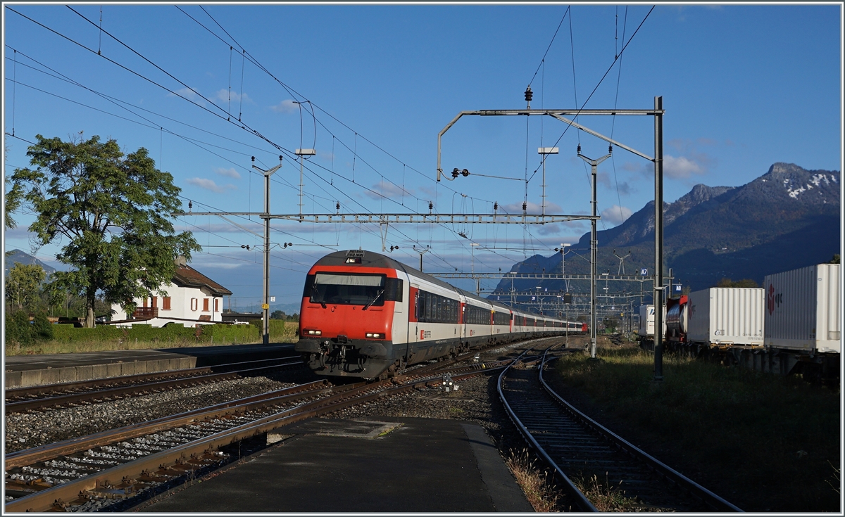 Ein IR 90 von Gen�ve A�roport nach Brig bei der Durchfahrt in St-Triphon, einem Bahnhof, der zur Zeit im Reisezugverkehr nicht bedient wird. 

12. Okt. 2020