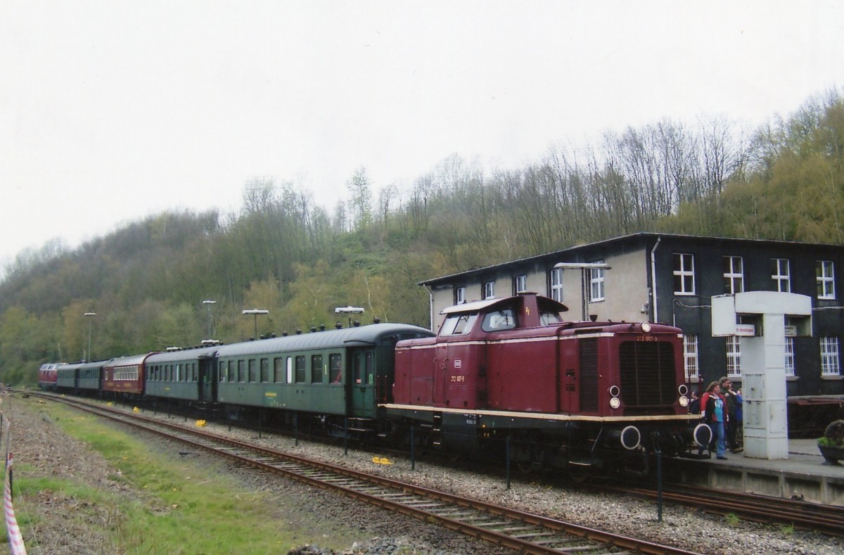 Ein Jahr später, am 16 Juli 1999, war 212 007 in altrot lackiert und war noch immer aktiv ins DGEG-Museum Bochum Dahlhausen. 