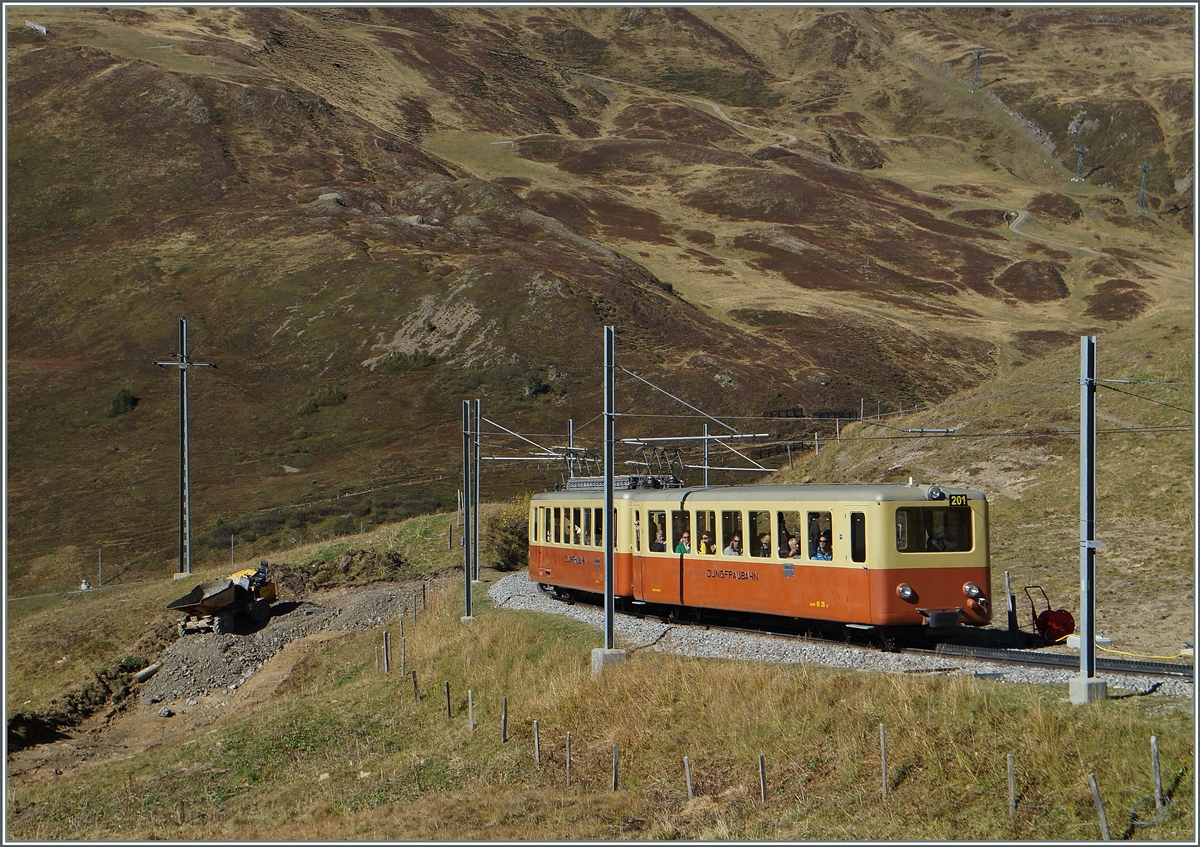 Ein JB (Junfraubahn) Pendel Zug BDeh 2/4 mit Bt in der Ursprungslackierung  zwischen der Kleinen Scheidegg und Eigergletscher.
9. Okt. 2014