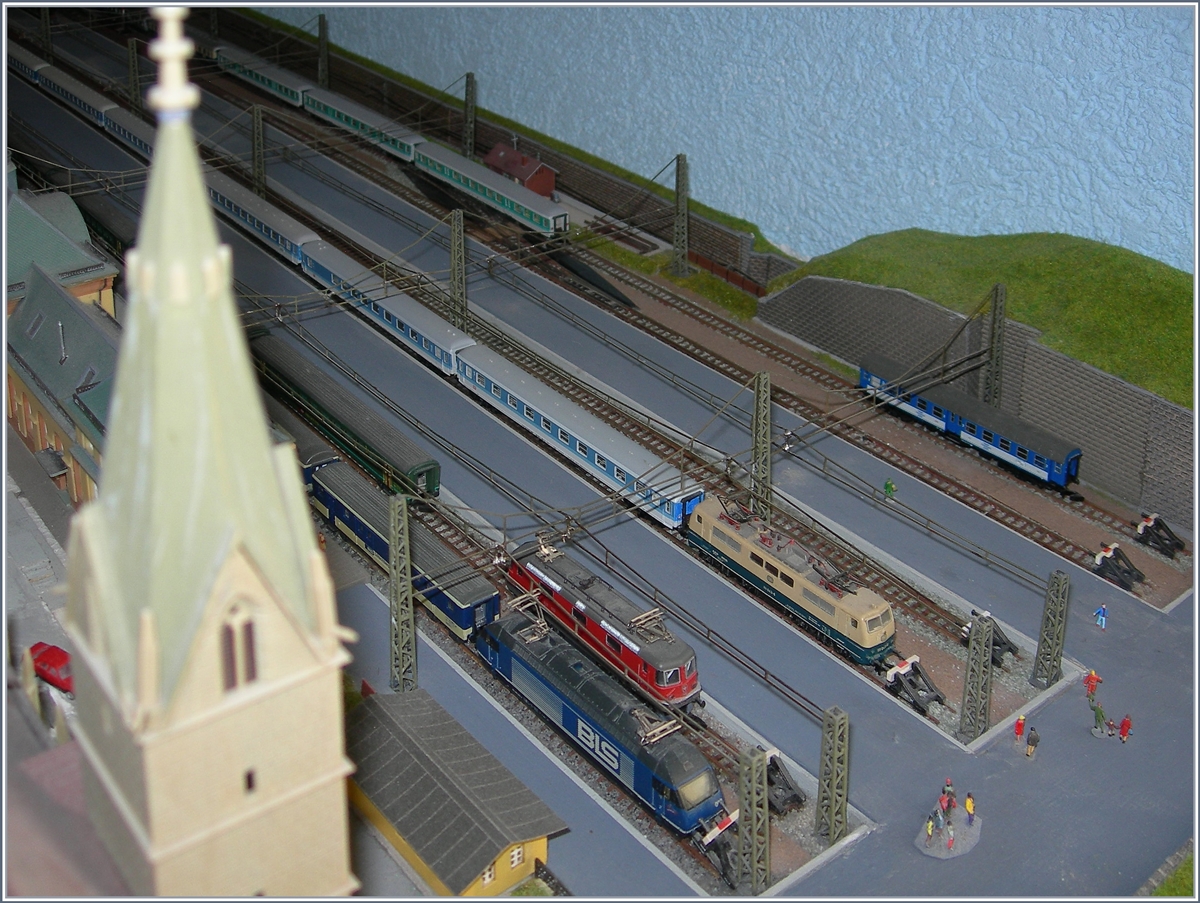 Ein Kirchturmblick auf einen Kopfbahnhof. 

1. März 2020