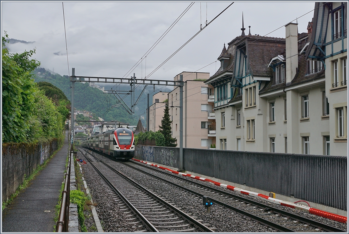 Ein lange, aus zwei RABe 511 bestehender RE von St-Maurice nach Genève hat Montreux verlassen und strebt nun seinem nächsten Halt Vevey zu. 

5. Mai 2020