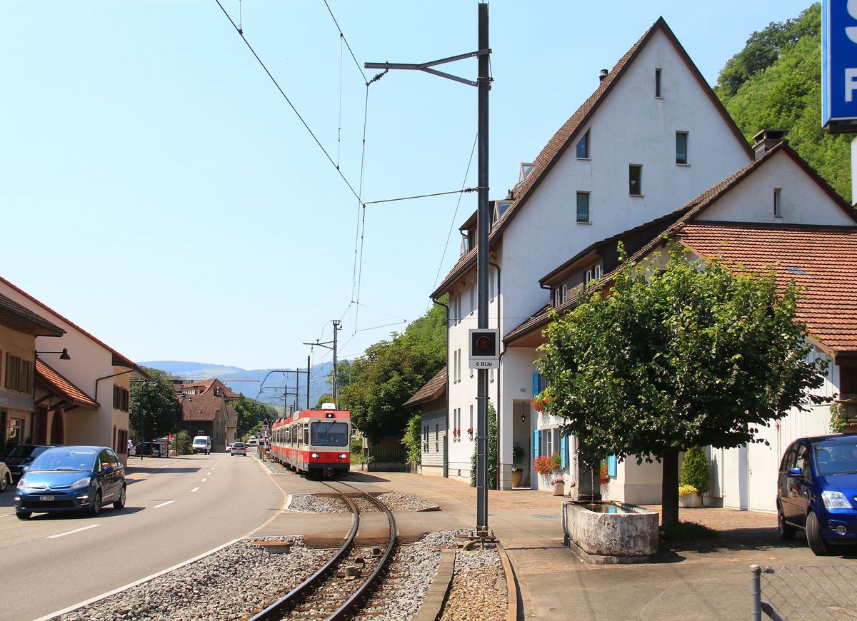 Ein lauschiger kleiner Brunnen erinnert an frühere Dorfatmosphäre. Zug 120-116-Steuerwagen 16 in Hölstein. 22.Juni 2017 
