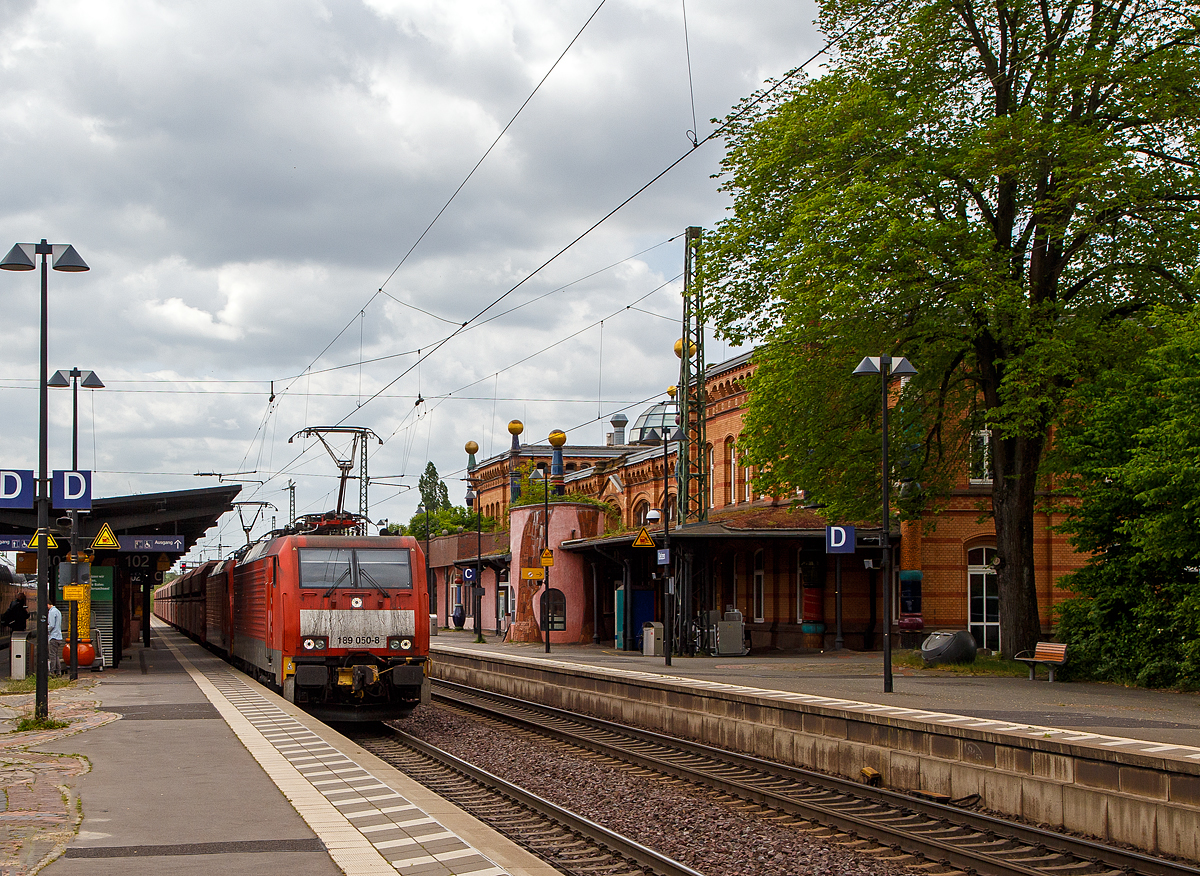 Ein leerer „Erzbomber“ ....
Zwei 189er mit AK-Kupplung in Doppeltraktion (DB 189 050-8 und eine Weitere) der DB Cargo AG fahren am 14.05.2020 mit einem leeren Erzzug durch den Hundertwasser-Bahnhof Uelzen in Richtung Hamburg.
