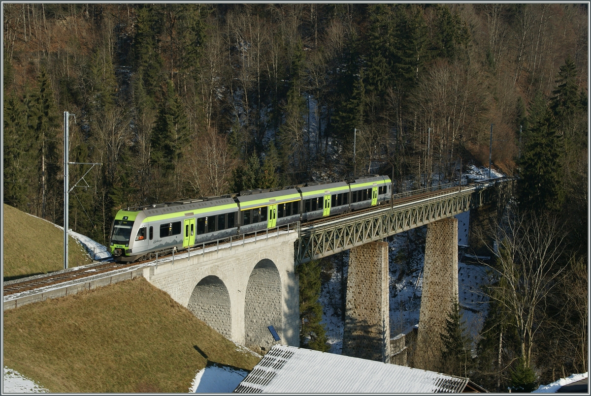 Ein  Lötschberger  auf dem Weg von Zweisimmen nach Bern befährt die Bunschenbachbrücke bei Weissenbach.
5. Dez. 2013